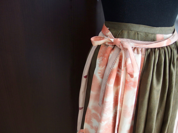 絹の着物生地をつなぎ合わせたボリュームのあるマキシ丈巻きギャザースカート 9枚目の画像