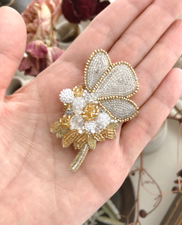 オートクチュールビーズ刺繍ブローチ　花と蝶 3枚目の画像