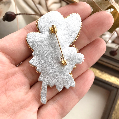 オートクチュールビーズ刺繍ブローチ 花と蝶 ブローチ So do I オートクチュールビーズ刺繍ブローチ 花と蝶 ブローチ So do I
