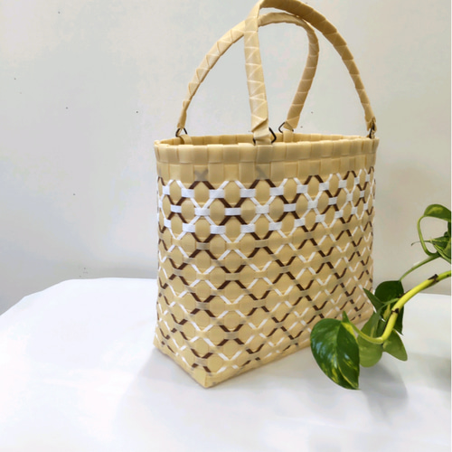 持ち手が倒れる、 ベージュ、白、茶 、かごバック、ppバンドのカゴ