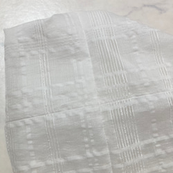 大きなチェック柄のオフホワイトスヌード（シングル、ねじりあり）夏向きメッシュ生地 8枚目の画像