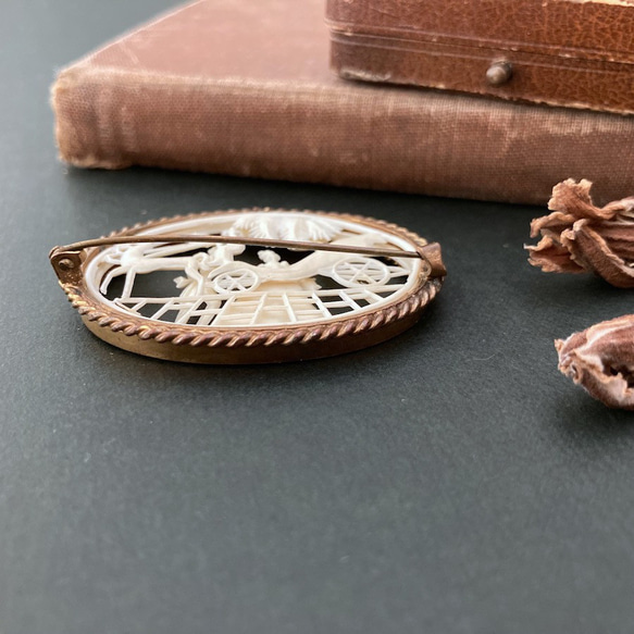 アンティーク透かし模様セルロイドブローチ シンデレラモチーフ carved brooch ギフト　母の日　フランス製 3枚目の画像