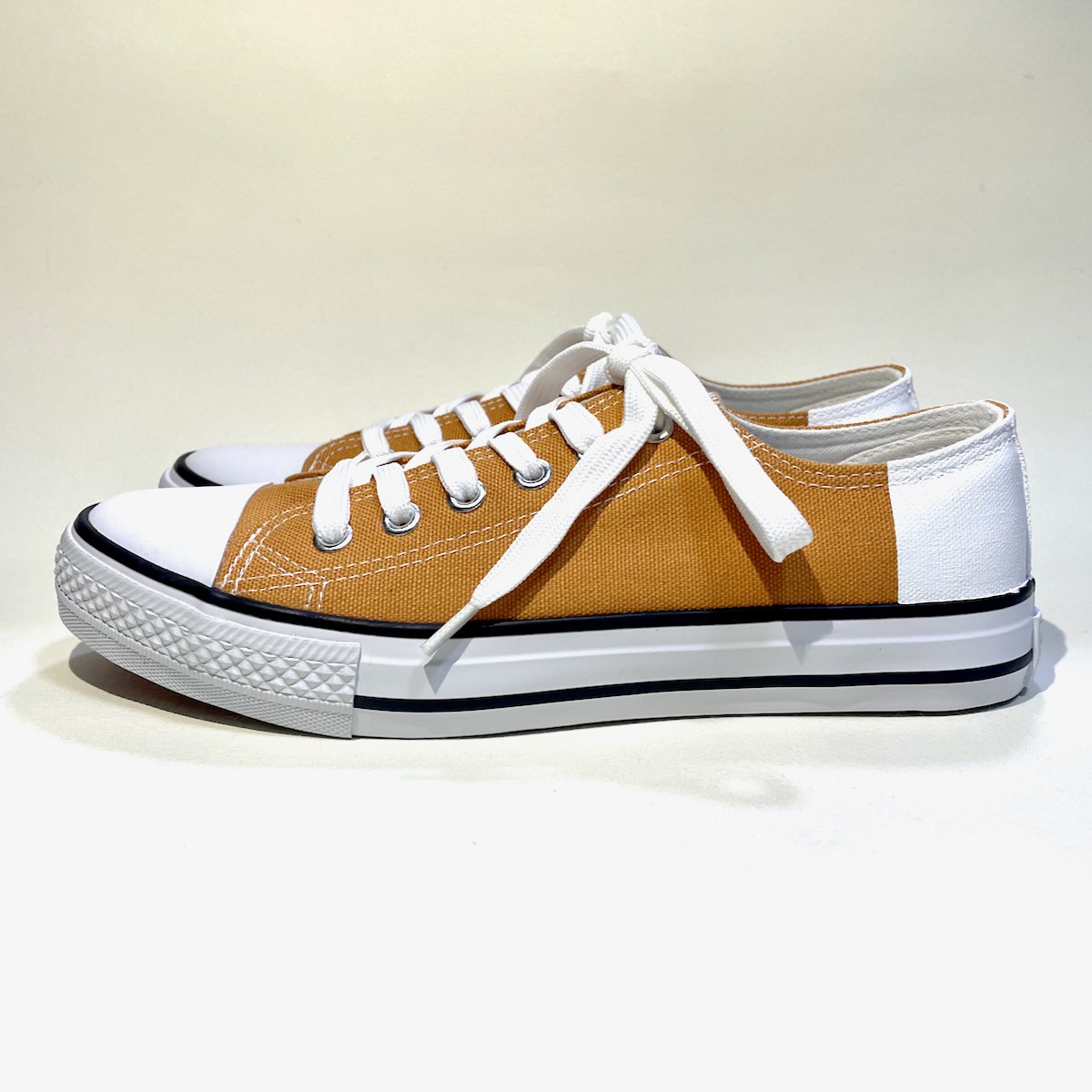 マスタードのバイカラーローカットスニーカー( x ホワイトetc) 22.0cm〜24.5cm 踵色セミオーダー