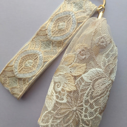 インド刺繍リボンのキーホルダー・バッグチャーム　ミルクティーベージュ 2枚目の画像