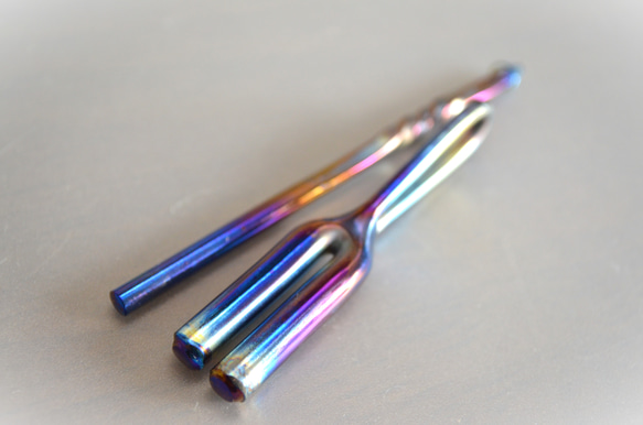 Titanium Tuning fork pendant・チタンの音叉4096Hz・丸型 3枚目の画像