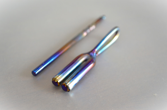 Titanium Tuning fork pendant・チタンの音叉4096Hz・丸型 1枚目の画像