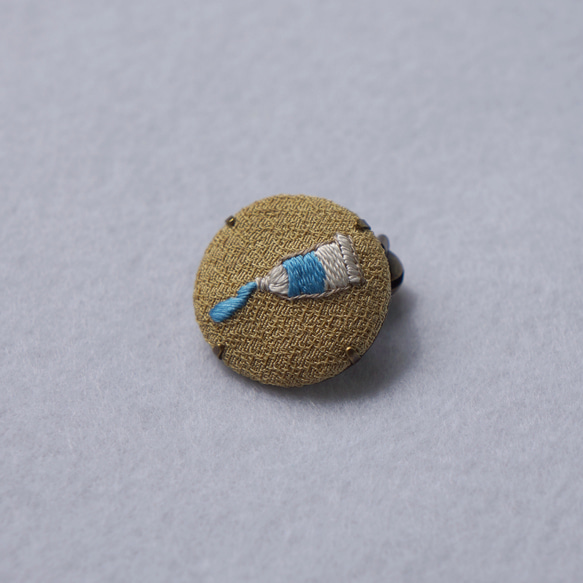 【日本刺繍ブローチ】絵の具（ブルー）※お試し価格※ 1枚目の画像