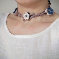 お花モチーフ　ネックレス（ラリエット）　白×紺 5枚目の画像