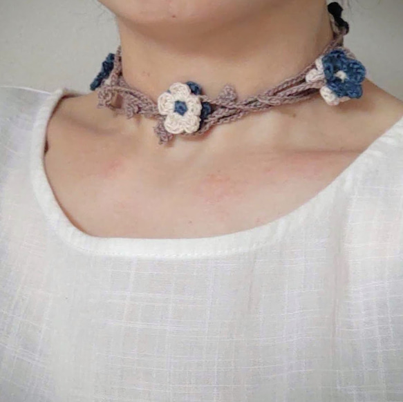 お花モチーフ　ネックレス（ラリエット）　白×紺 5枚目の画像