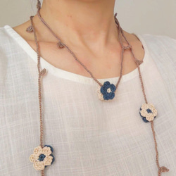 お花モチーフ　ネックレス（ラリエット）　白×紺 6枚目の画像