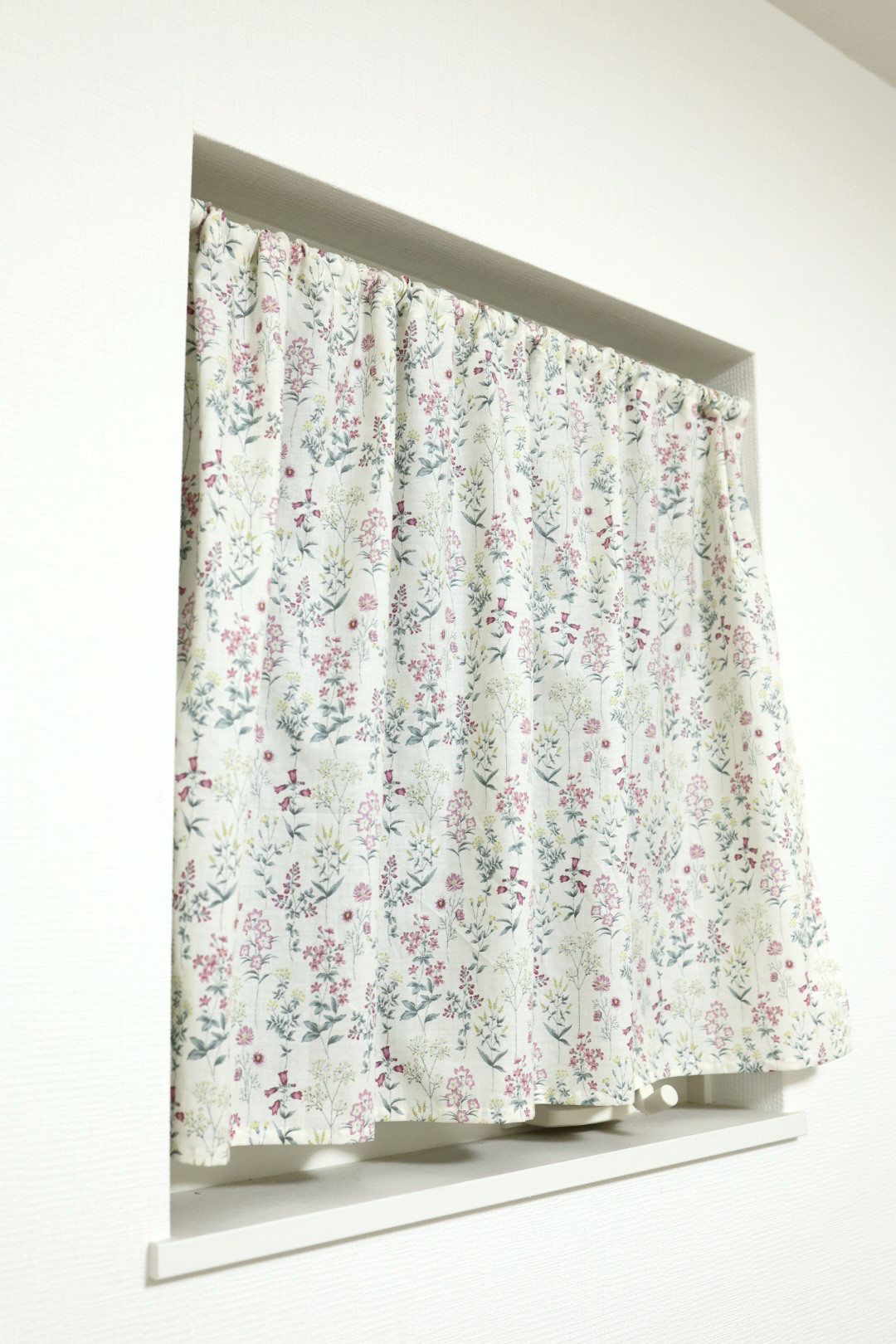 カフェカーテン ピンクの花柄が爽やかなふんわり小窓カーテン