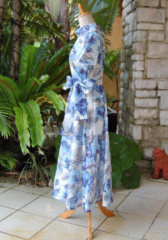 酷藍色碎花連身裙，捲領，短袖，長度及小腿 第10張的照片