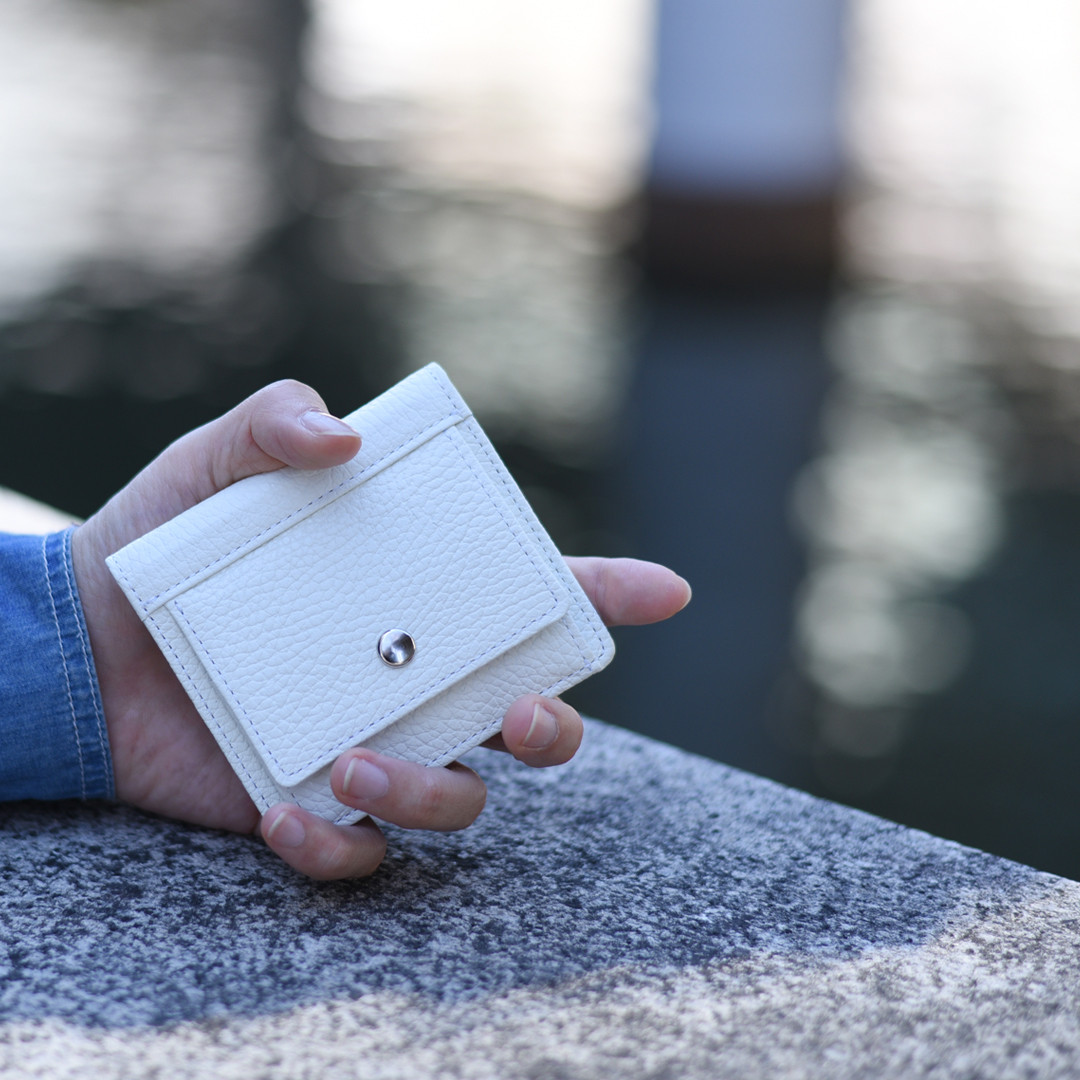 最小レベルでありながら、大容量・丈夫さを両立させてYOSHINA二つ折財布！【オフホワイト】