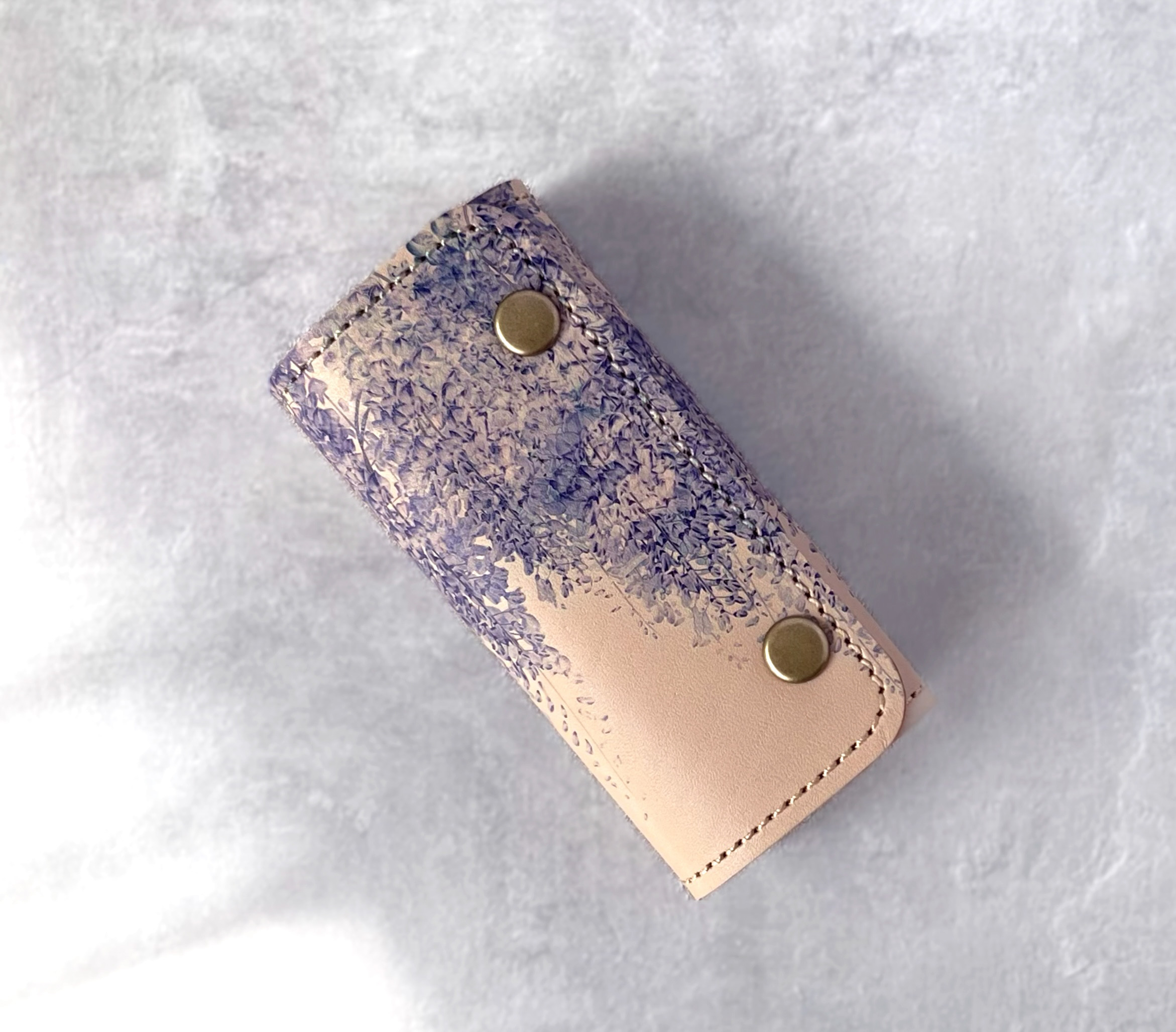 - 藤 - 本革キーケース〈ヌメ革〉｜草花で彩る、心うるおうアートキーケース