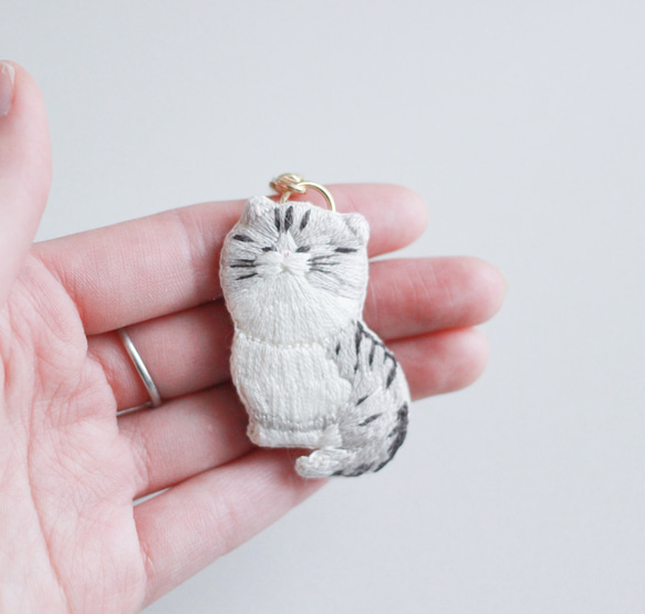 【open記念特別価格】「おすわりしてるﾆｬ」　うちの子　オーダーメイド　キーホルダー　ブローチ　刺繍　猫　 3枚目の画像