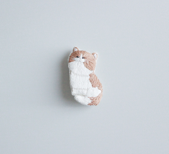 【open記念特別価格】「おすわりしてるﾆｬ」　うちの子　オーダーメイド　キーホルダー　ブローチ　刺繍　猫　 4枚目の画像