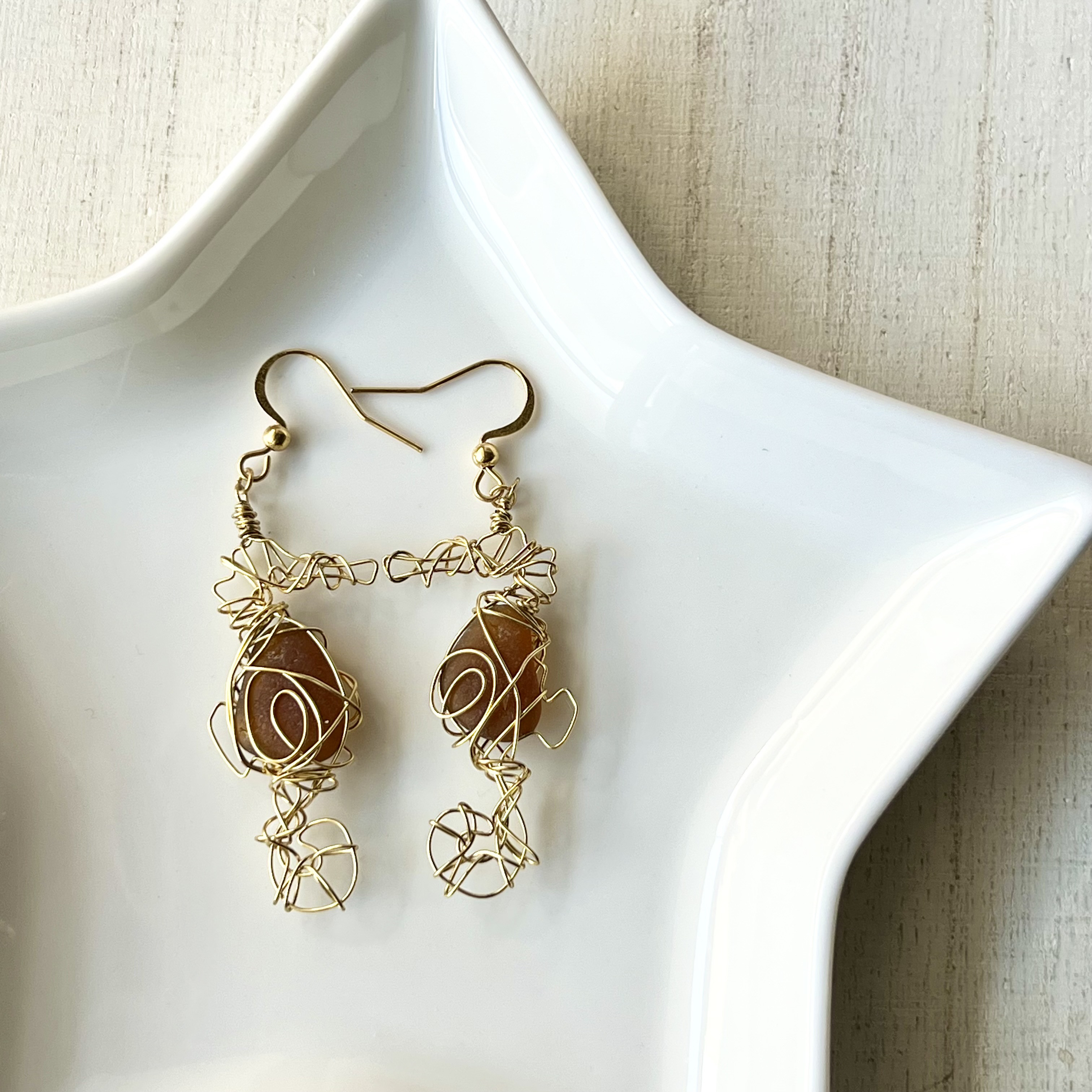 落ち着きある大人ブラウンのタツノオトシゴアクセサリー