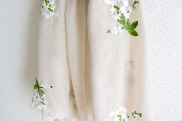 白いお花の刺繍入り ふんわり大判ガーゼストール ベージュ 3枚目の画像