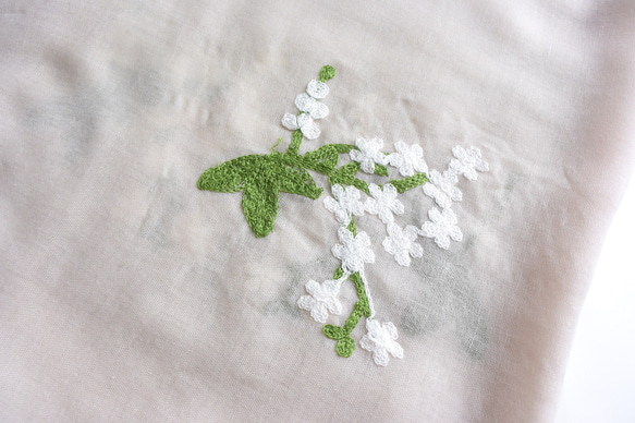 白いお花の刺繍入り ふんわり大判ガーゼストール ベージュ 7枚目の画像