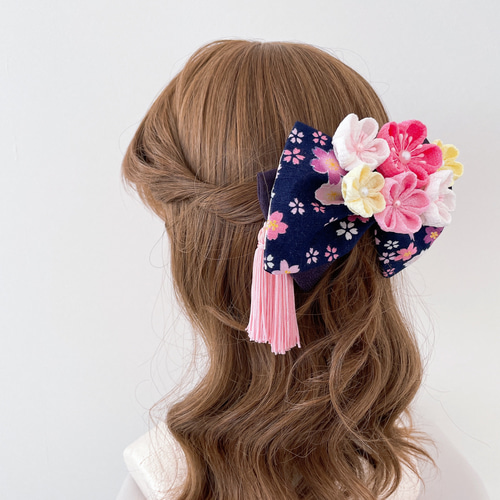 ピンク 花柄 着物。髪飾り。袴 つまみ細工の髪飾り【紺系桜柄とピンク系のお花、房飾り付き】成人式