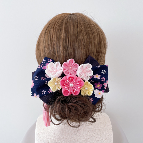 つまみ細工の髪飾り【紺系桜柄とピンク系のお花、房飾り付き】成人式