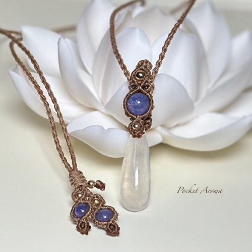 『深奏貴』ブルーハックマナイトのマクラメペンダントネックレス 祈夜煌』ブルーカイヤナイトのマクラメペンダントネックレス