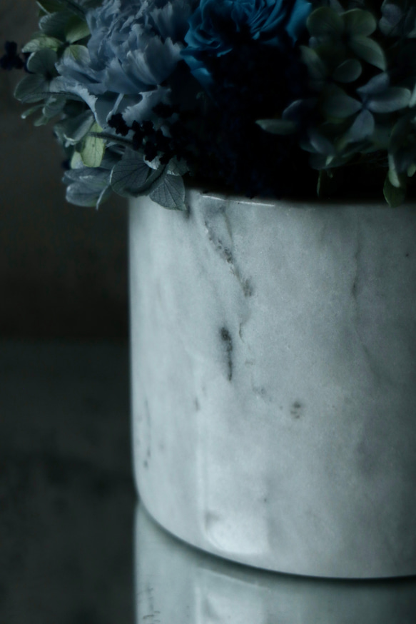 【母の日　プリザブトフラワー　Happy Blue アレンジメント 】カーネーション入り　天然大理石の花器付き 6枚目の画像