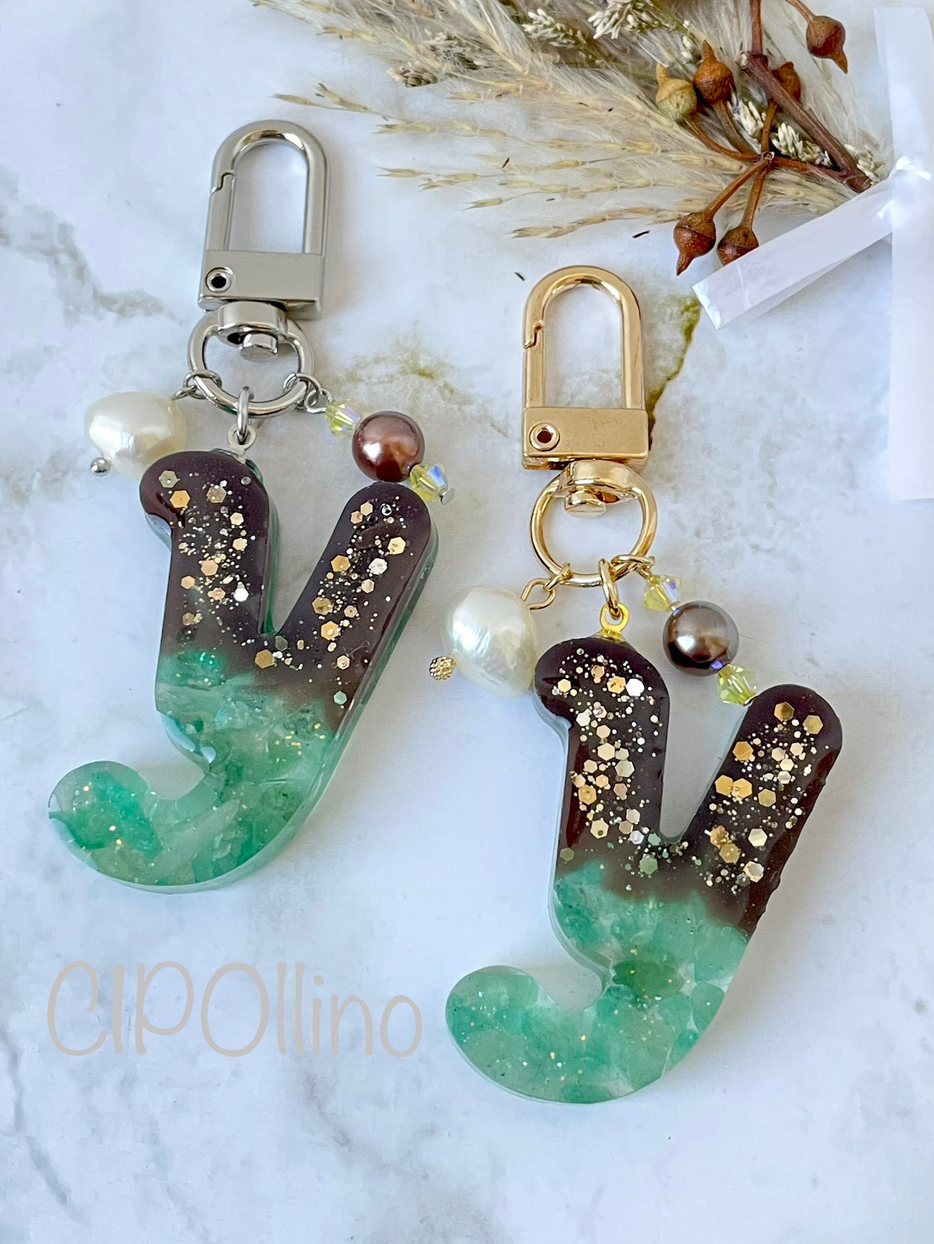 Y イニシャルキーホルダー グリーン・イエロー系マトリカリア レジン