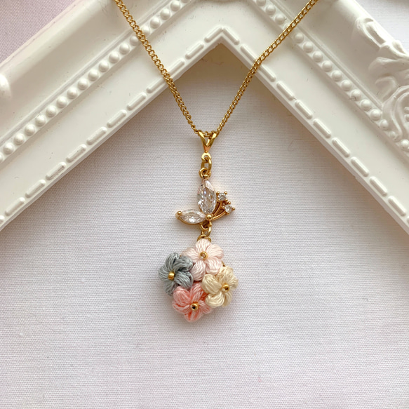 キラキラちょうちょとお花のネックレス【ピンク】 2枚目の画像