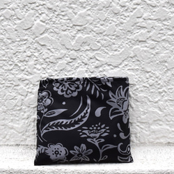 Creema限定　送料無料　ブラックに素敵な花柄の中位エコバッグ(A4)　丈夫なナイロン撥水加工の折りたたみポケット収納 3枚目の画像