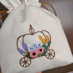 手縫い刺繡入り巾着ポーチ　カボチャの馬車 3枚目の画像