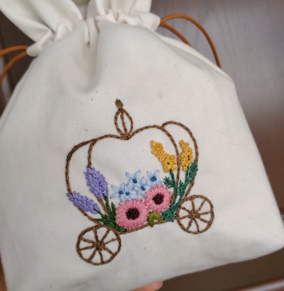 手縫い刺繡入り巾着ポーチ　カボチャの馬車 3枚目の画像