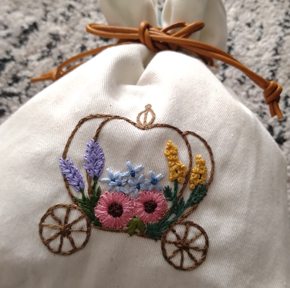 手縫い刺繡入り巾着ポーチ　カボチャの馬車 4枚目の画像