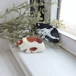 毛づくろい三毛猫*ビーズ刺繍ブローチ 5枚目の画像