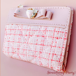 【予約販売】バイフォールド ウォレット・ツイード生地とピンクいちごちゃん(二つ折り財布) 4枚目の画像
