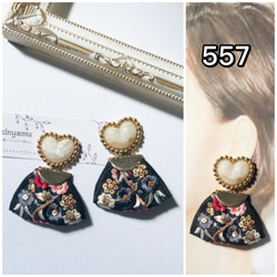 557/ビーズ刺繍　ハート　ホワイト　マーブル　インド刺繍リボン　イヤリング　ピアス　 1枚目の画像