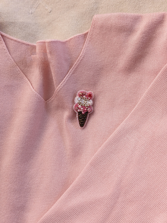 ソフトクリーム　ビーズ刺繍ブローチ　ベリー　ピンク 6枚目の画像