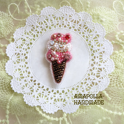 ソフトクリーム　ビーズ刺繍ブローチ　ベリー　ピンク 2枚目の画像
