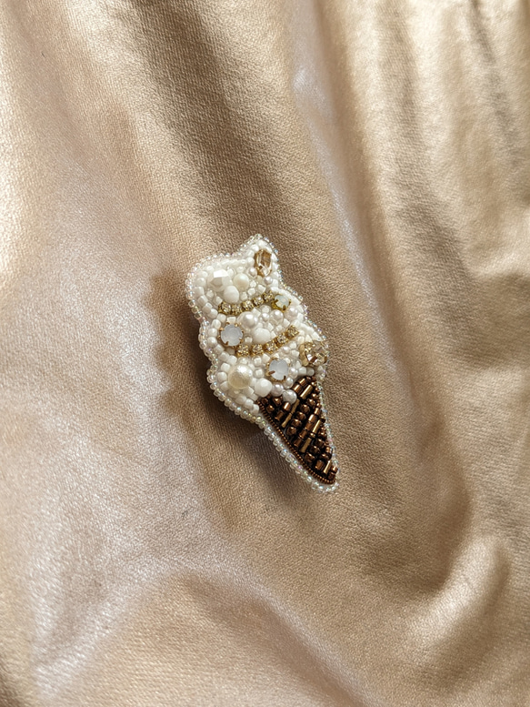ソフトクリーム　ビーズ刺繍ブローチ　ホワイト 3枚目の画像