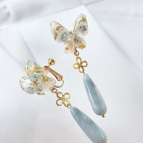 ピアス　いちご　蝶　水色　パール　ひねりチャーム　春　夏　デート　イベント　推し 蝶々の揺れる春色耳飾り【ブルー】୨୧ピアス/イヤリング