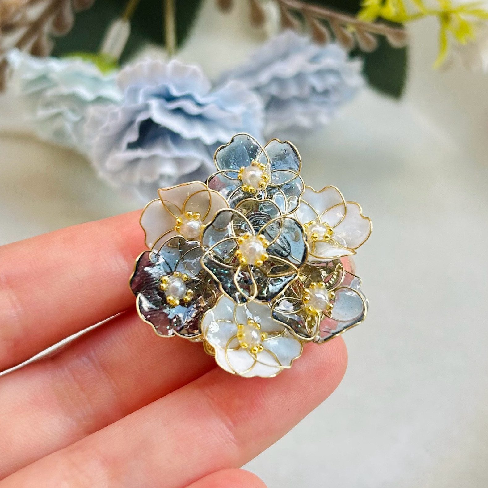 ネモフィラのポニーフック　スカイブルー 青色 春 5月 仕上げを帯留め・ブローチ金具に変更可能