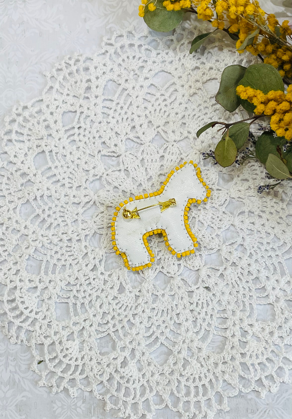 ビーズ刺繍のブローチ・しまうま（イエロー） 3枚目の画像