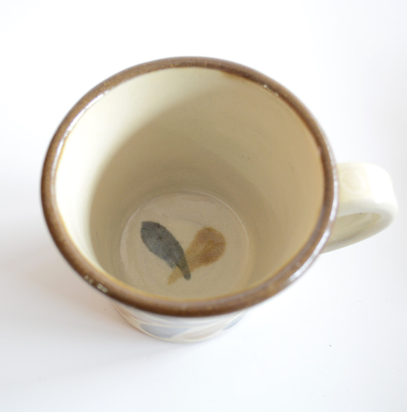 【やちむん 幸陶器】リーフ柄 マグカップ (小)　呉須 3枚目の画像