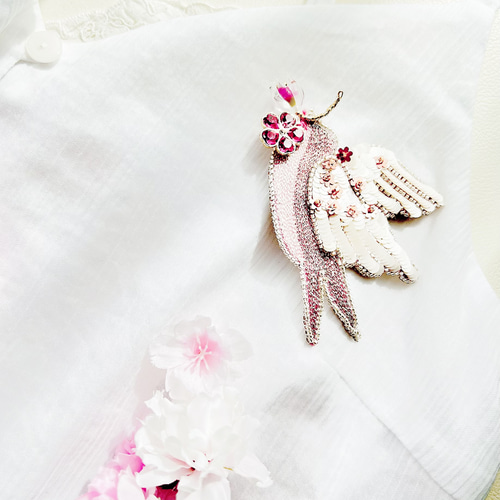 受注製作】☆幸運の白ツバメ桜 オートクチュール刺繍ブローチ