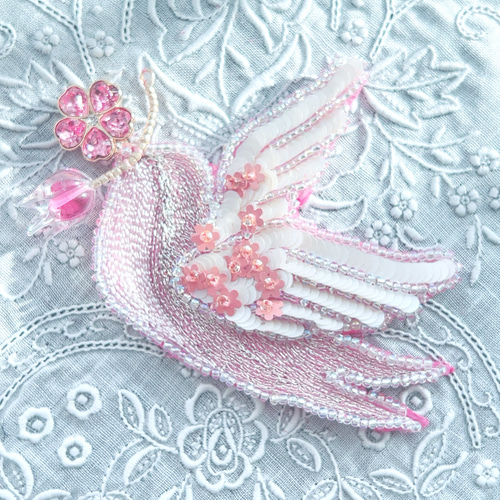 受注製作】☆幸運の白ツバメ桜 オートクチュール刺繍ブローチ