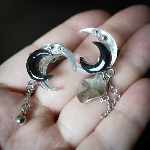 重なるモノトーンの三日月 イヤリング・ピアス 月 モノトーン カッコ