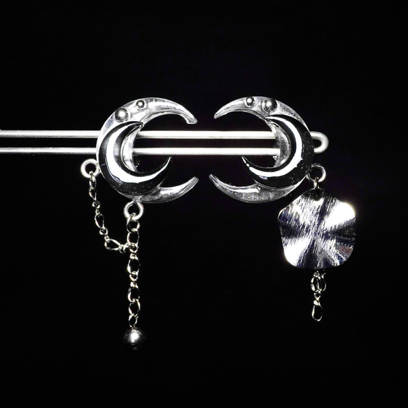 重なるモノトーンの三日月 イヤリング・ピアス 月 モノトーン カッコ