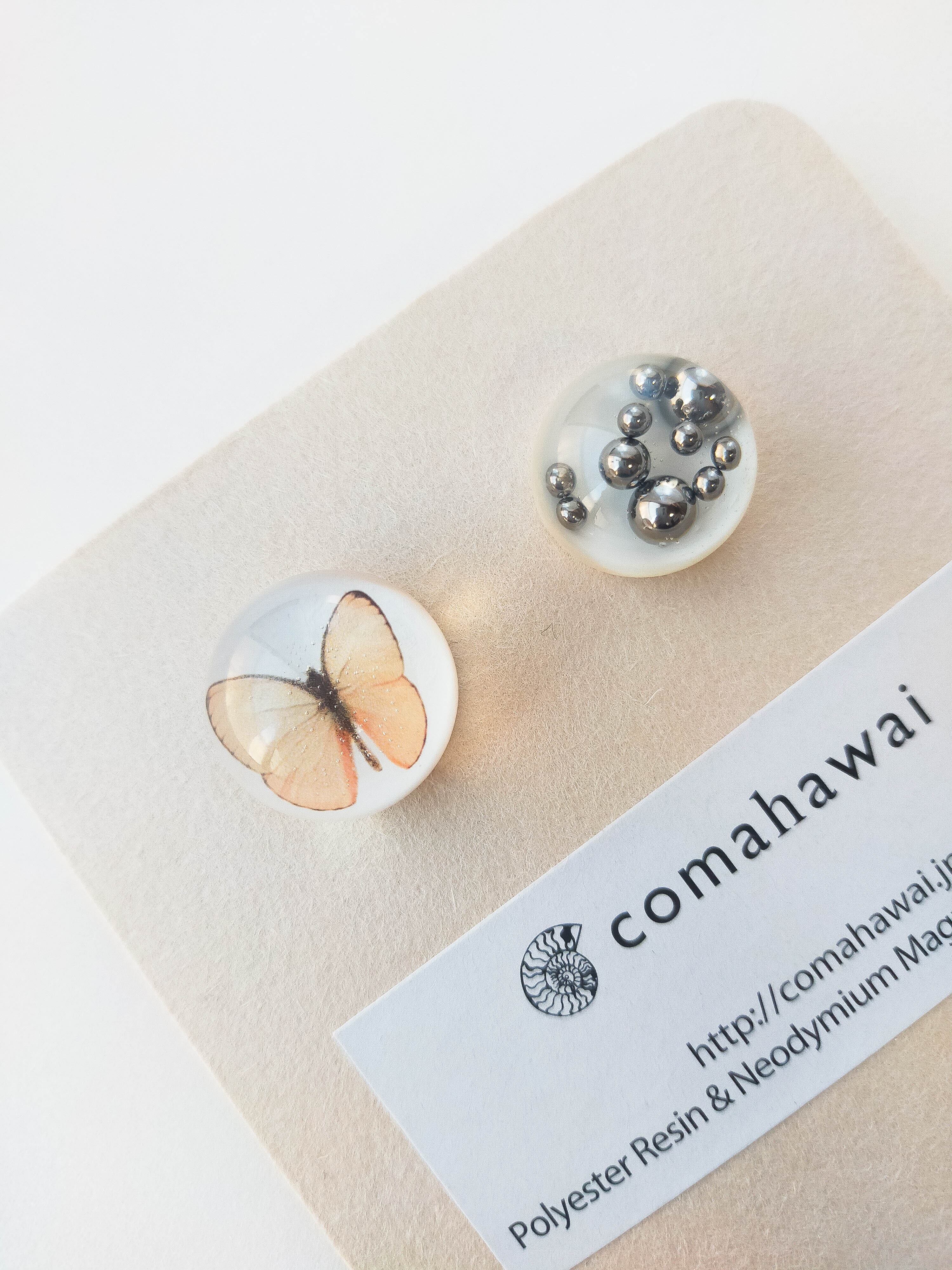 標本ピアス【2024冬】002_銀粒・桃色蝶