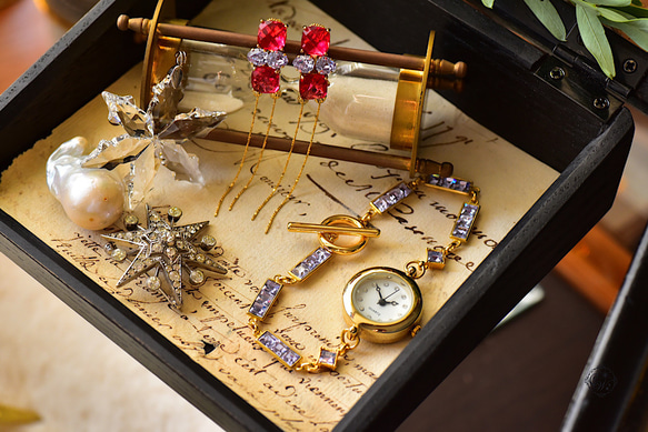 カラーチェンジするSwarovskiドレスウォッチ 3枚目の画像