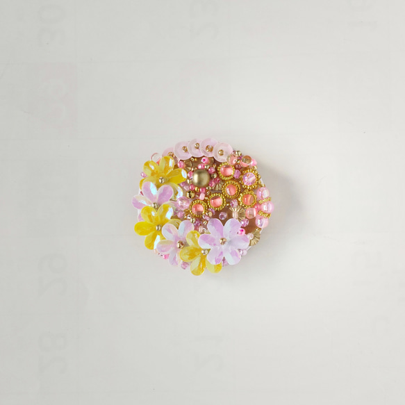 Creema限定価格　花咲くブローチ　ビーズ刺繍 5枚目の画像